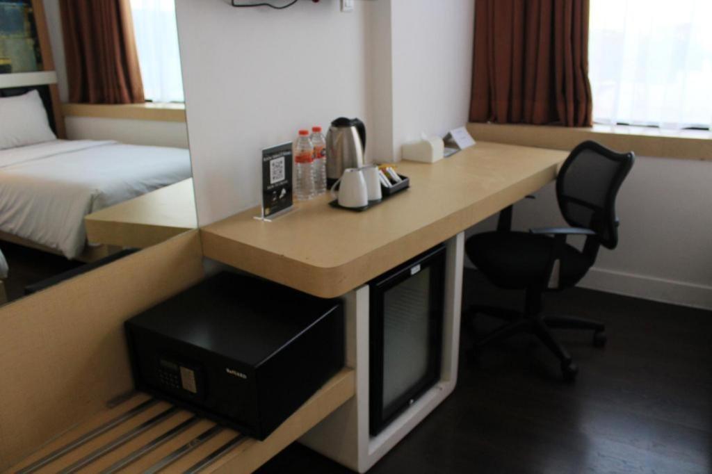 Brits Hotel Karawang Exteriör bild