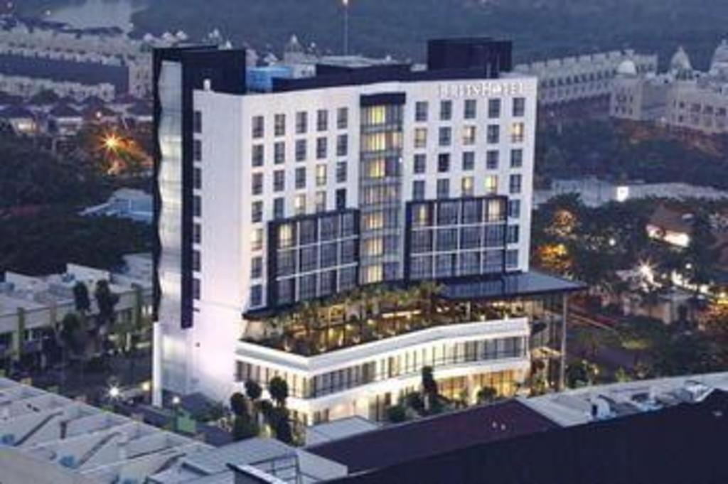 Brits Hotel Karawang Exteriör bild