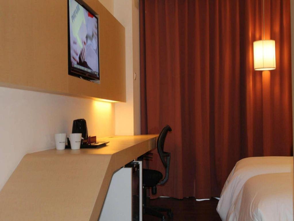 Brits Hotel Karawang Exteriör bild