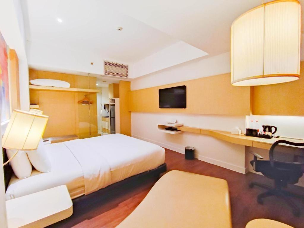 Brits Hotel Karawang Exteriör bild