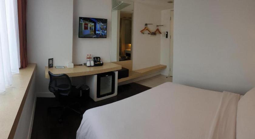 Brits Hotel Karawang Exteriör bild