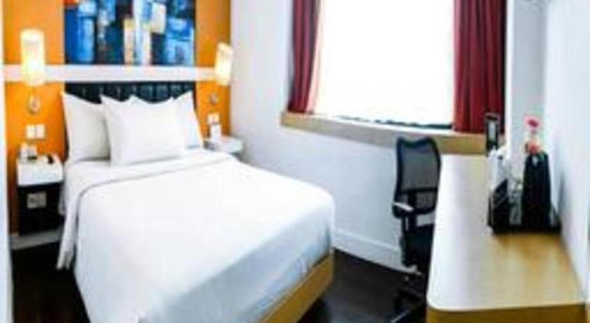 Brits Hotel Karawang Exteriör bild